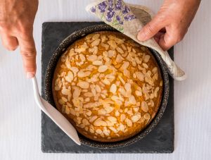 torta-di-mandorle-sfornata.