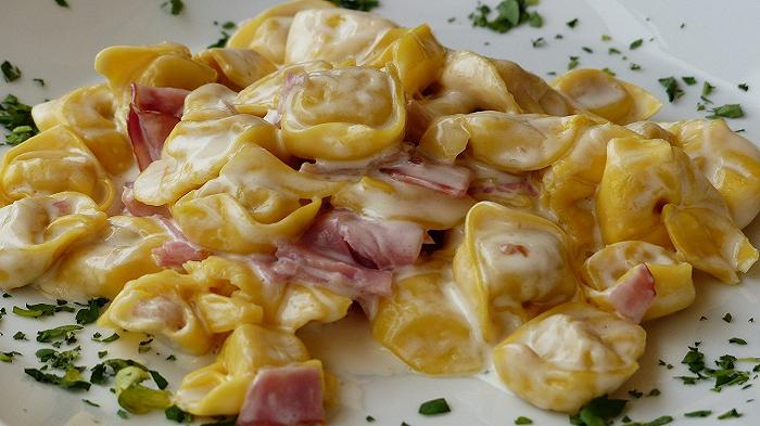 Bologna: tortellini e mortadella con la muffa, ristoranti multati lungo l’autostrada