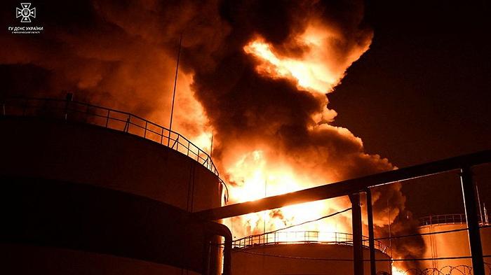 Ucraina, i droni della Russia colpiscono dei depositi di olio di girasole