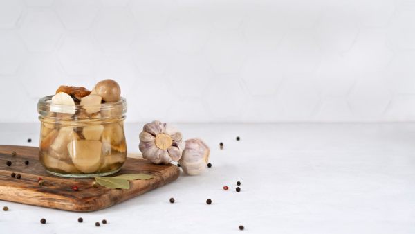 vasetto di funghi porcini sottolio con aglio e pepe