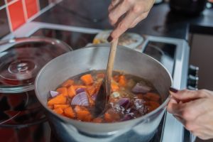 zuppa-di-carote-in-cottura-nella-pentola