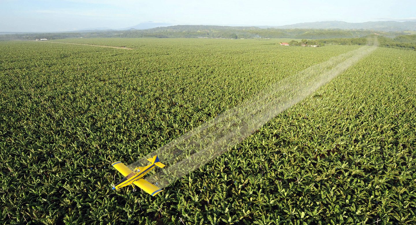 Spargimento di pesticidi su un campo agricolo
