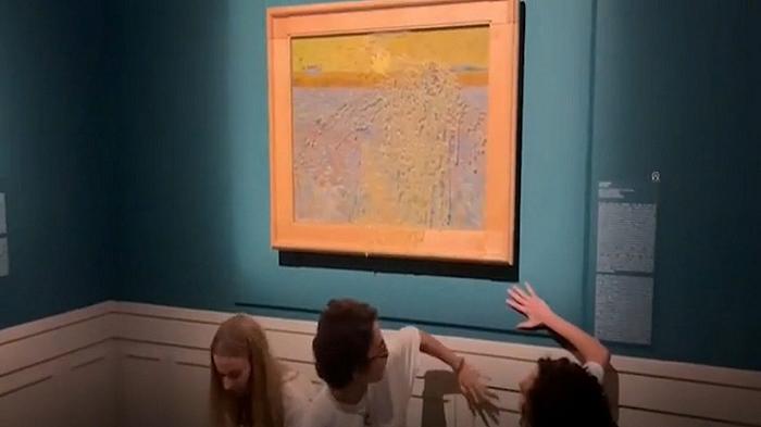 Roma: attivisti gettano zuppa di verdura su un quadro di Van Gogh