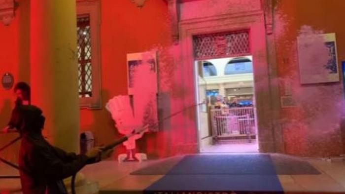 Bologna: protesta contro la crisi, vernice e frutta marcia sul supermercato del centro storico