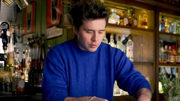 Brooklyn Beckham e il suo gin tonic “sperimentale” confondono l’internet: “Ma ci sta prendendo in giro?”