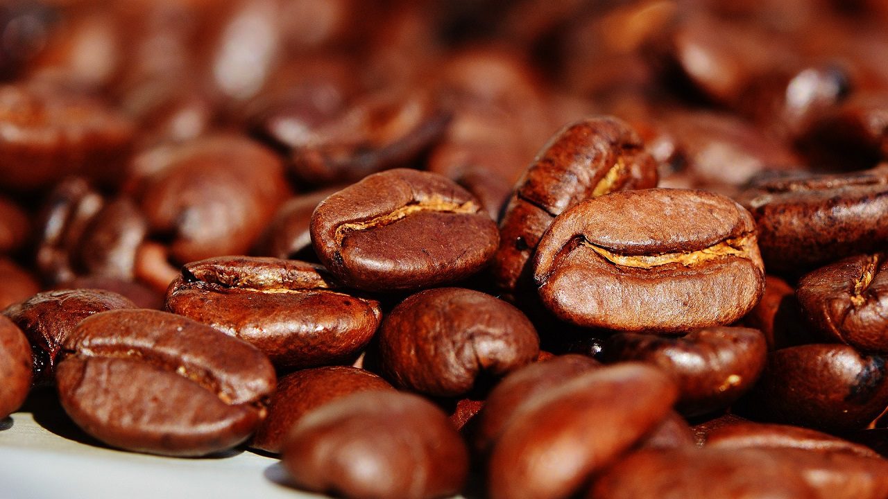 Caffè: calano i prezzi per gli agricoltori, ma non per la tazzina
