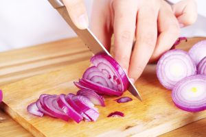 cipolla rossa affettata su tagliere