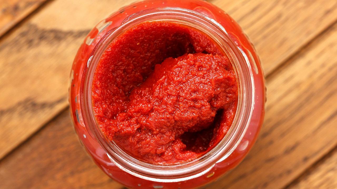 Concentrato di pomodoro fatto in casa, la ricetta per farlo asciutto e saporito