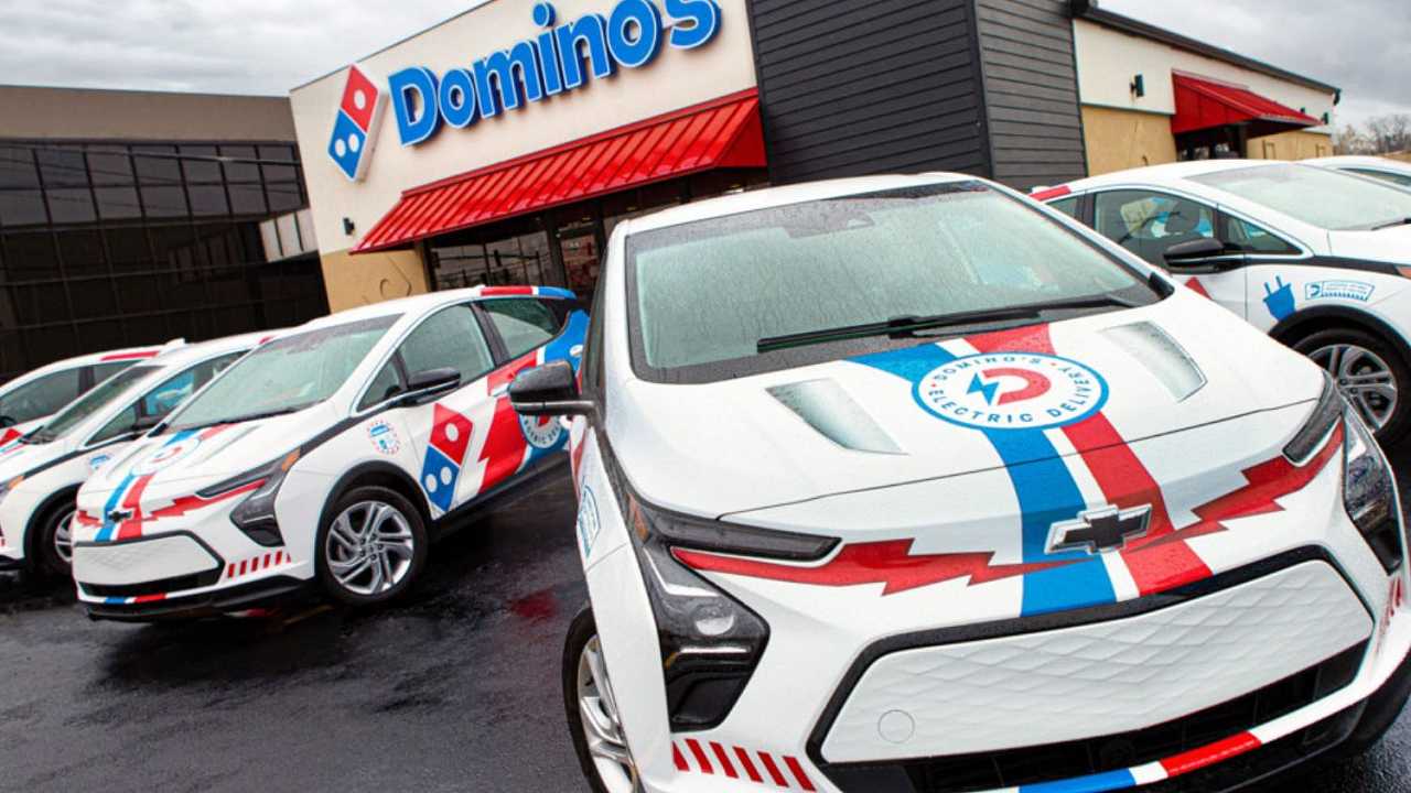 Domino’s Pizza: arrivano le supercar elettriche che consegneranno le pizze