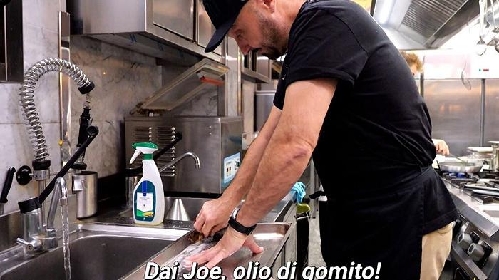 Joe Bastianich torna a Le Iene, questa volta in veste di lavapiatti