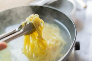 linguine in cottura in pentola