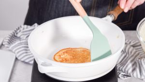 pancake alla banana rigirato nella padella
