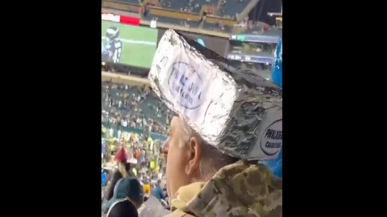 USA: tifosi degli Eagles trollano gli avversari indossando cappelli a forma di Philadelphia