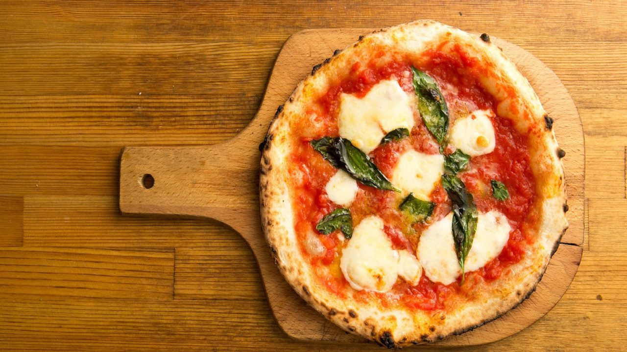 Pizza napoletana, il parere dell’Accademia dei Georgofili: la parte più cotta non è cancerogena