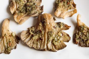 ricetta-funghi-gratinati-al-forno-funghi-su-teglia-con-rpezzemolo-e-aglio