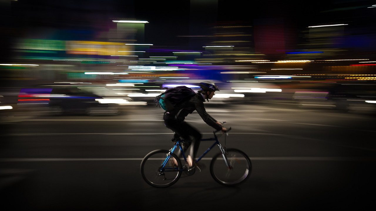 Verona: assessore chiama rider a 50 km dalla città, ma quando arriva in bici denuncia