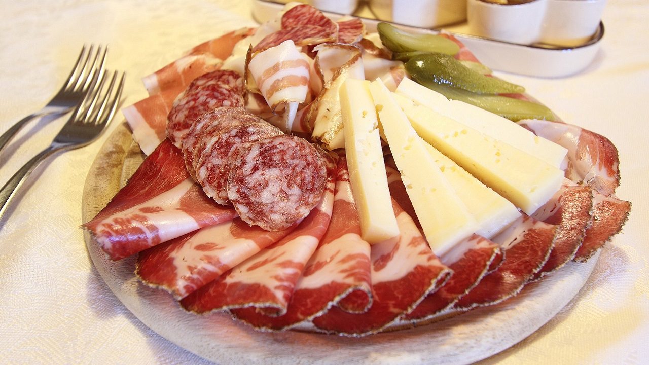 Listeria: sequestrati 250 kg fra carne, formaggi e uova a rischio a Reggio Calabria