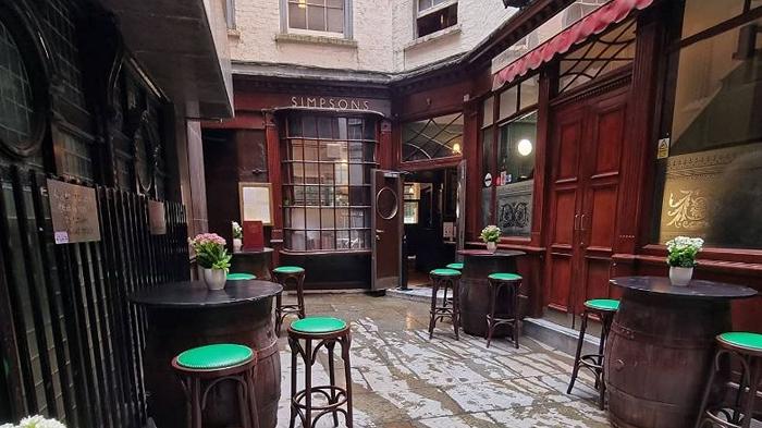 Regno Unito, ristorante chiude dopo 265 anni di attività, con un debito di 380 mila sterline