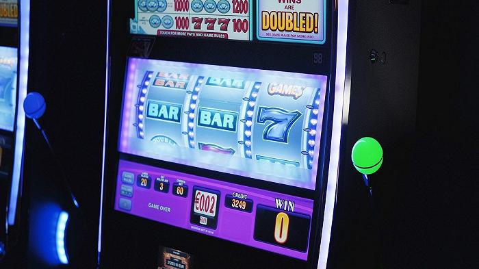 Treviso, alcolici e slot machine per i clienti minorenni: bar multato per 33 mila euro