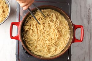spaghetti a risottare in padella