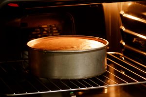 torta al latte caldo che viene cotta nel forno