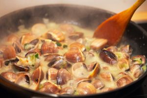 vongole in cottura in padella
