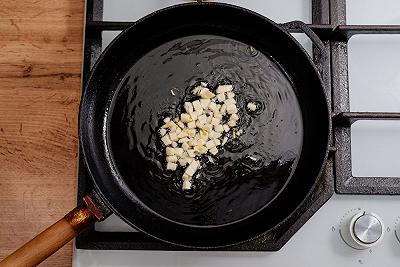 Fate rosolare aglio, olio e peperoncino in padella