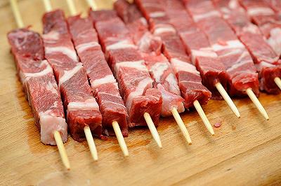 Tagliate la carne e formate gli arrosticini
