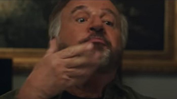 Christian De Sica chiama un vino abruzzese “na m***a”, e i produttori insorgono