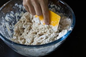 ciotola con impasto di farina e acqua