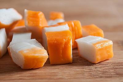 Tagliate il surimi