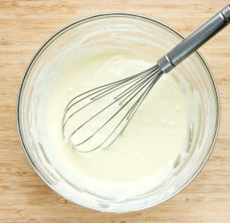farina mescolata con il latte nella ciotola