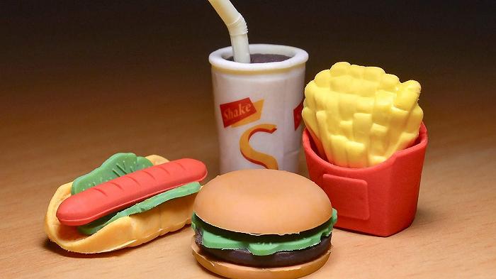 Francia: vietati strumenti e contenitori usa e getta nei fast food