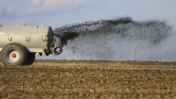 Crisi dei fertilizzanti: e se la soluzione fosse usare gli escrementi umani?