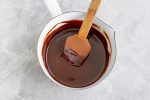 glassa al cioccolato nel pentolino