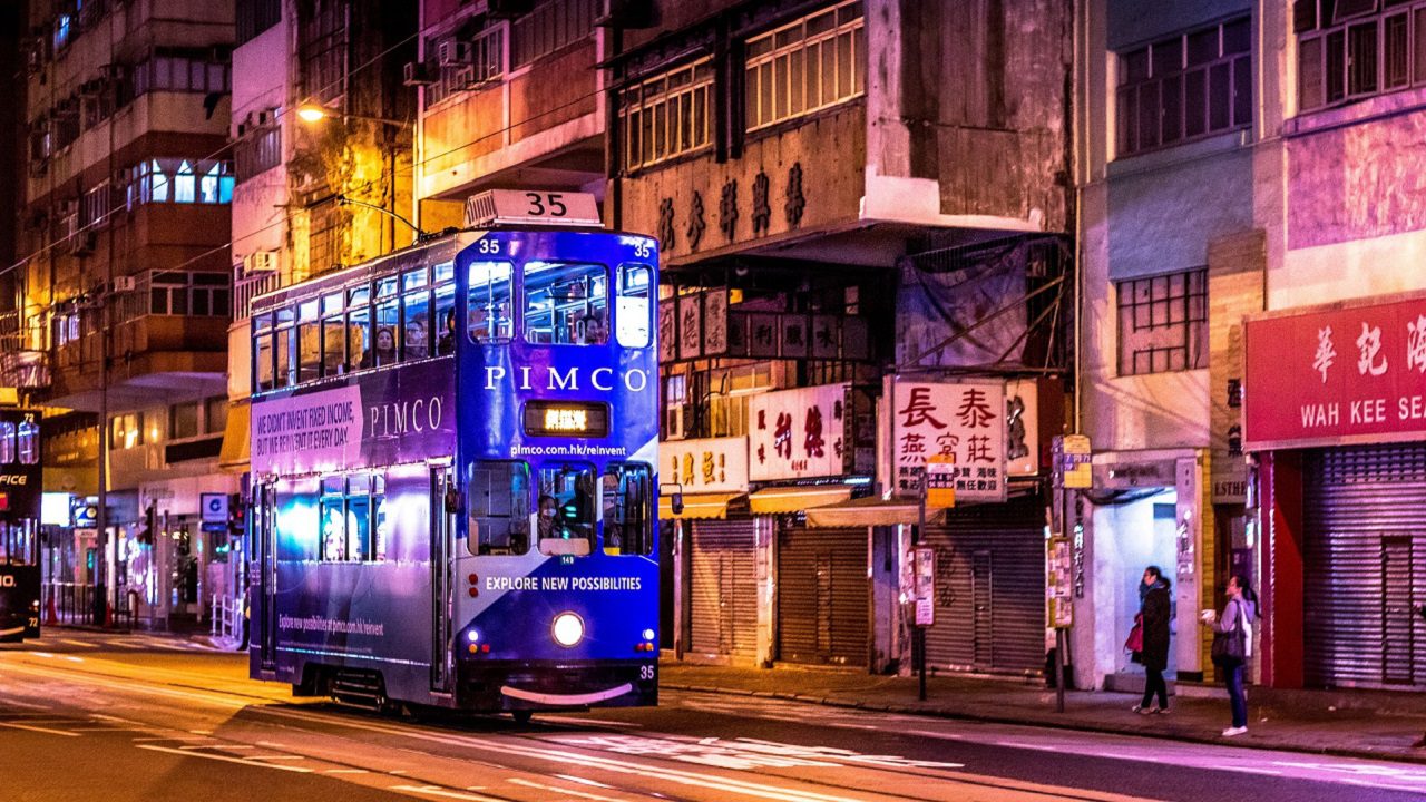 Hong Kong allenta le restrizioni: i turisti stranieri potranno accedere subito ai ristoranti