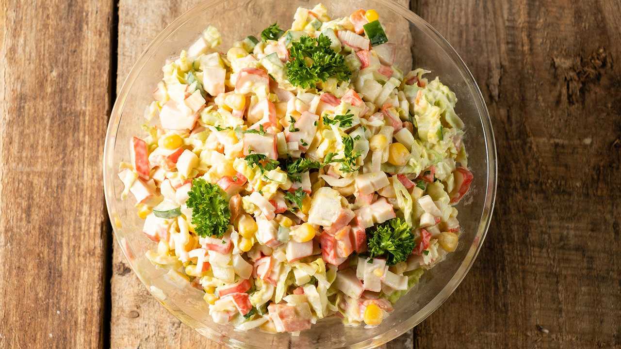 Insalata di surimi, la ricetta della finta insalata di granchio americana