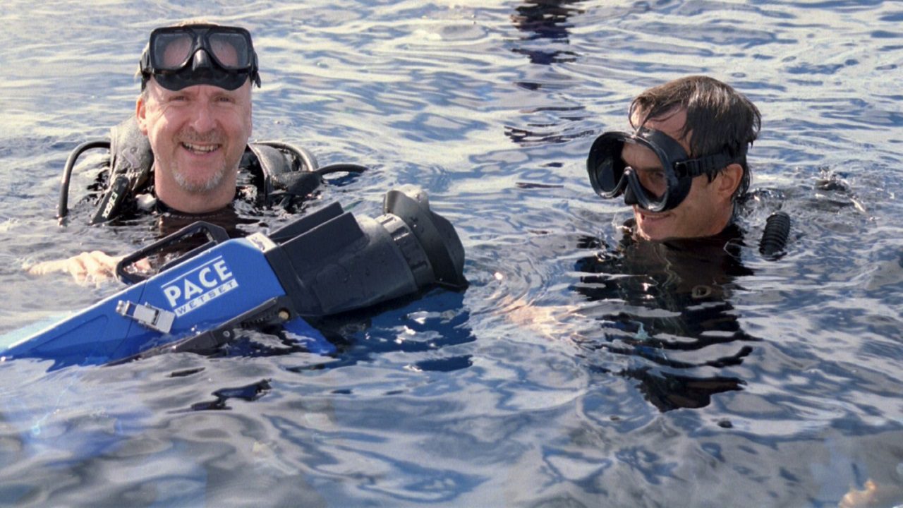 James Cameron indigna gli animalisti: vegano da anni, partecipa a uno show di delfini per promuovere Avatar 2