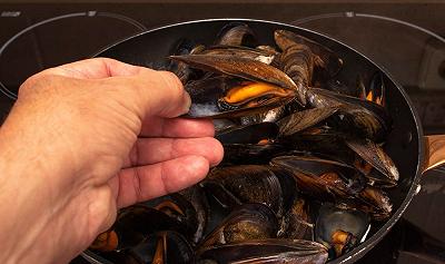 Scolate e sgusciate cozze e vongole