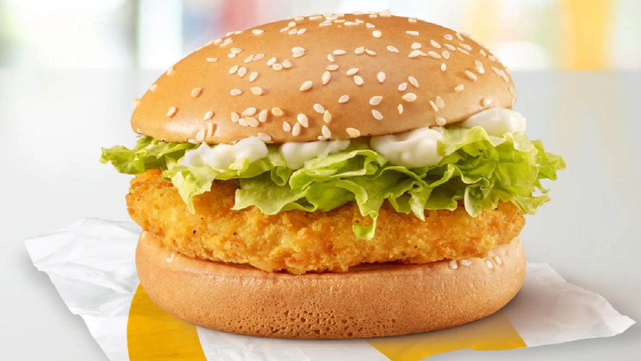 McDonald’s, il CEO annuncia tagli al menu: 70 versioni del sandwich al pollo sono troppe