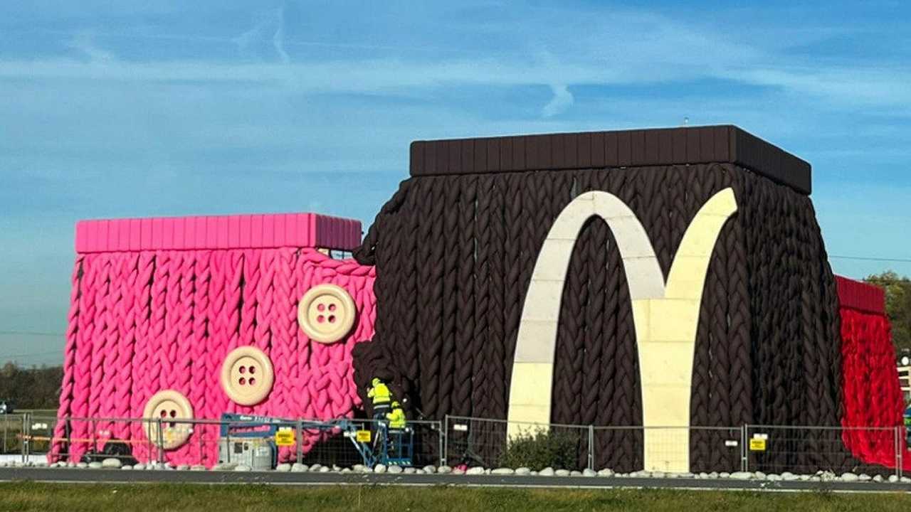McDonald’s si copre di lana: la trovata di un locale in Polonia
