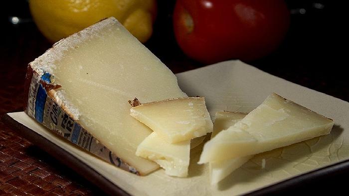 Pecorino stagionato al tartufo di Deluxe: richiamo per rischio microbiologico