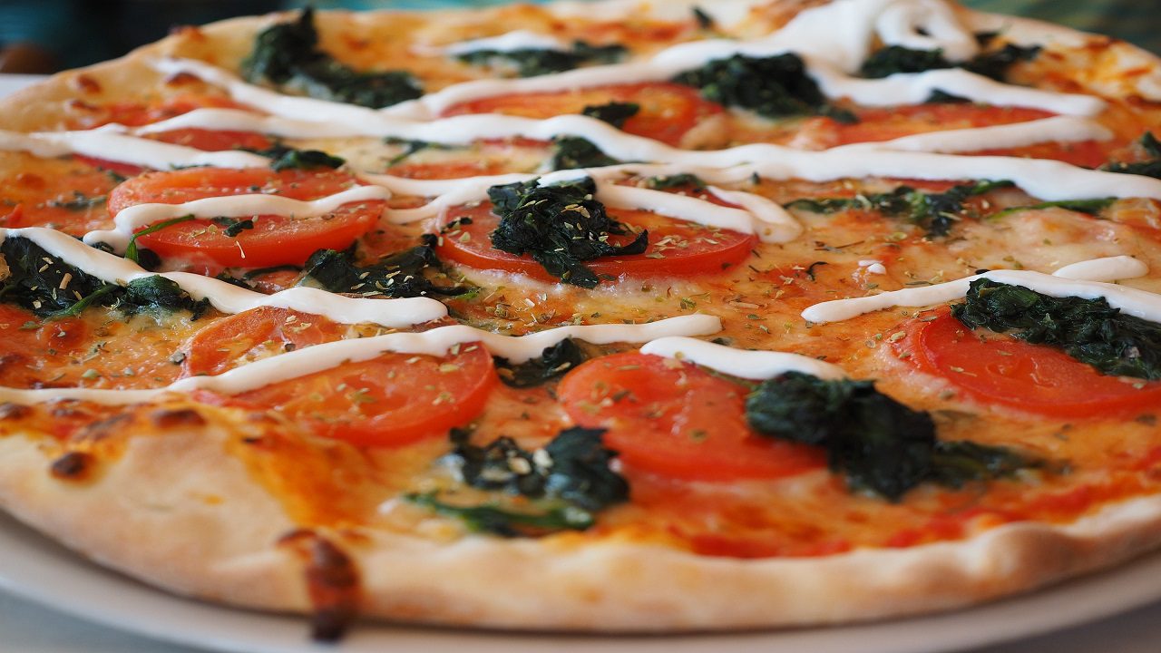 La pizza sta diventando un lusso? Il costo è salito del 30% in un anno