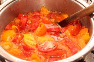 pomodori a tocchi in cottura in una pentola