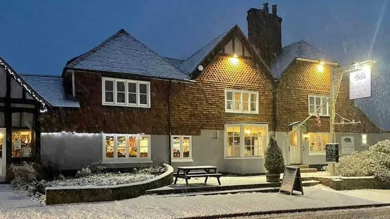 Regno Unito: 40 persone rimangono bloccate tutta la notte al pub per una nevicata (e non è la prima volta)