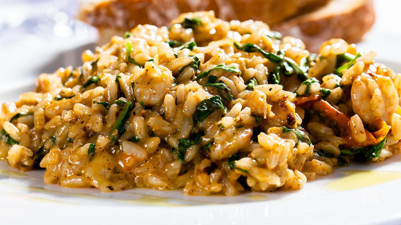 Risotto con spinaci e pancetta, la ricetta di un primo piatto con tre consistenze