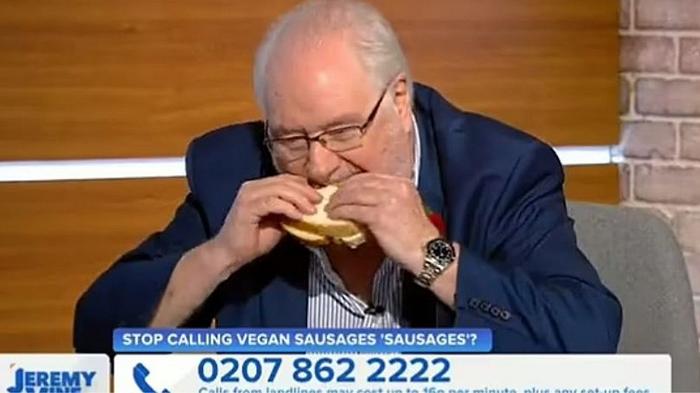 Regno Unito, “esperto di salsicce” viene ingannato in diretta da un’alternativa vegana