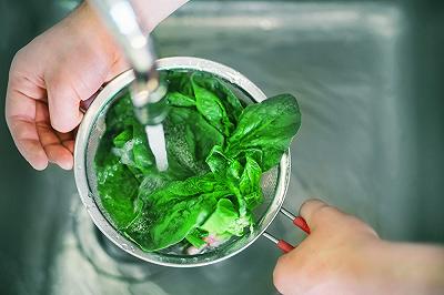 Lavate e asciugate gli spinaci
