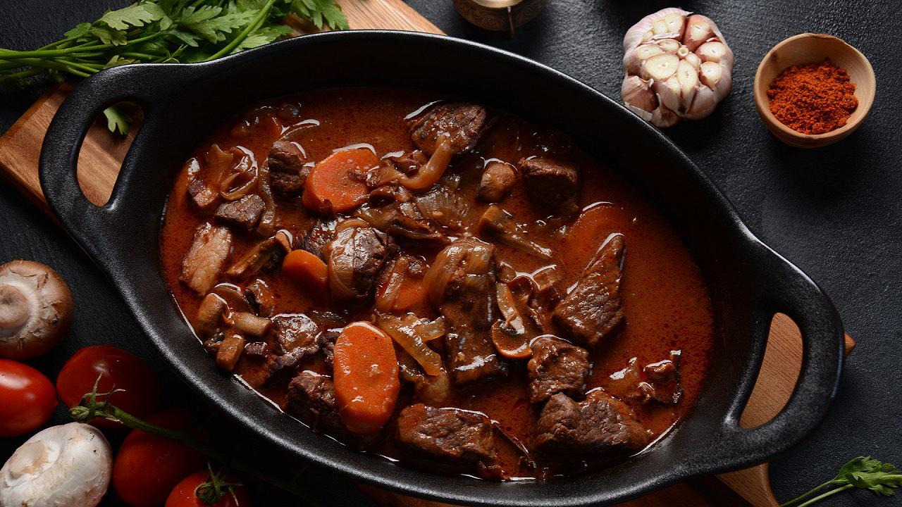Stracotto di manzo al vino rosso, la ricetta per farlo tenerissimo
