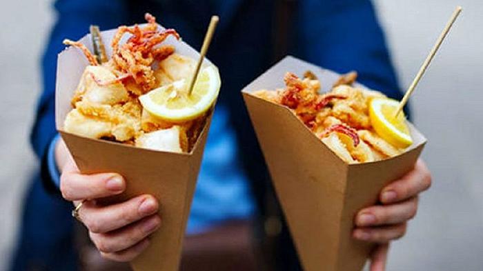 Napoli, nuove regole per combattere lo street food “selvaggio” e tutelare il centro storico